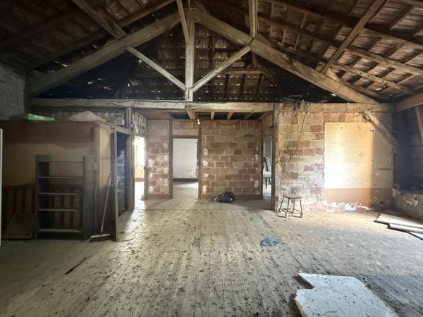 Bourg-de-Visa (82190) BOURG DE VISA. Bâtiment en pierre avec logement à l’étage et garage au rez-de-chaussée