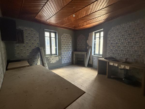 Bourg-de-Visa (82190) BOURG DE VISA. Bâtiment en pierre avec logement à l’étage et garage au rez-de-chaussée