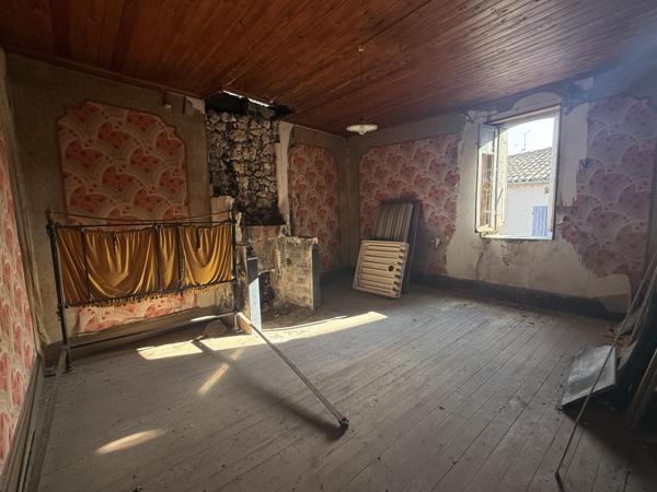 Bourg-de-Visa (82190) BOURG DE VISA. Bâtiment en pierre avec logement à l’étage et garage au rez-de-chaussée