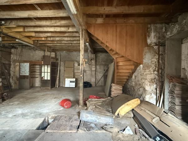 Bourg-de-Visa (82190) BOURG DE VISA. Bâtiment en pierre avec logement à l’étage et garage au rez-de-chaussée