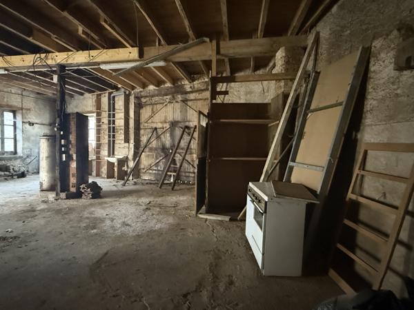 Bourg-de-Visa (82190) BOURG DE VISA. Bâtiment en pierre avec logement à l’étage et garage au rez-de-chaussée