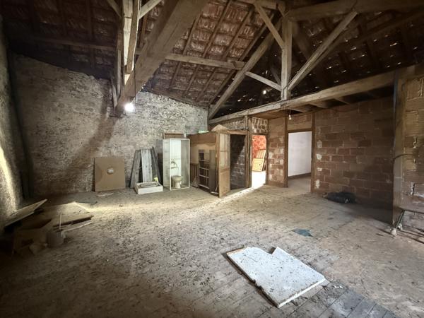 Bourg-de-Visa (82190) BOURG DE VISA. Bâtiment en pierre avec logement à l’étage et garage au rez-de-chaussée