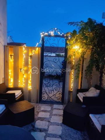 🏡  
OPPORTUNITE
VILLA INDIVIDUELLE T4-5 à 3 FACES COUP DE CŒUR À SAINT CYPRIEN VILLAGE ! 🌴✨
À deux pas des écoles, et des commerces à pied !

📍 Située à Saint Cyprien Village, à 4min à pied de la crèche, des écoles St Pierre et Desnoyers et des commerces, cette villa rénovée façon loft vous offre 100 m² de bonheur (94 m² loi Carrez), sur 368 m² de terrain, vendue partiellement meublée.

🛋️ Au rez-de-chaussée :
Une entrée sympa avec WC rdc séparé
Un salon lumineux d’environ 30 m² qui s’ouvre sur l’extérieur et vous tend les bras pour vos soirées d’été 🌞
Une cuisine indépendante, moderne et vendue équipée 
Un grand garage transformable selon vos envies (suite parentale, salle de jeux, chambre d’amis, … à vous de choisir !)
Une buanderie séparée 

🛏️ À l’étage :
4 belles chambres (dont 3 avec balcons et 4 dressings – oui!)
Une salle d’eau stylée avec douche XL et double vasque 
Un WC séparé et un cellier pratique pour ranger

🚗 Plusieurs stationnements intérieurs, menuiseries récentes, climatisation réversible partout, double vitrage… tout y est !
Et cerise sur le gâteau : cuisine d’été, piscine 8x4, terrain de pétanque... 

⏳ À visiter sans tarder !...Contactez-moi vite, 1er contact par téléphone, cette pépite ne restera pas longtemps sur le marché ! 💥