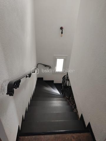 🏡  
OPPORTUNITE
VILLA INDIVIDUELLE T4-5 à 3 FACES COUP DE CŒUR À SAINT CYPRIEN VILLAGE ! 🌴✨
À deux pas des écoles, et des commerces à pied !

📍 Située à Saint Cyprien Village, à 4min à pied de la crèche, des écoles St Pierre et Desnoyers et des commerces, cette villa rénovée façon loft vous offre 100 m² de bonheur (94 m² loi Carrez), sur 368 m² de terrain, vendue partiellement meublée.

🛋️ Au rez-de-chaussée :
Une entrée sympa avec WC rdc séparé
Un salon lumineux d’environ 30 m² qui s’ouvre sur l’extérieur et vous tend les bras pour vos soirées d’été 🌞
Une cuisine indépendante, moderne et vendue équipée 
Un grand garage transformable selon vos envies (suite parentale, salle de jeux, chambre d’amis, … à vous de choisir !)
Une buanderie séparée 

🛏️ À l’étage :
4 belles chambres (dont 3 avec balcons et 4 dressings – oui!)
Une salle d’eau stylée avec douche XL et double vasque 
Un WC séparé et un cellier pratique pour ranger

🚗 Plusieurs stationnements intérieurs, menuiseries récentes, climatisation réversible partout, double vitrage… tout y est !
Et cerise sur le gâteau : cuisine d’été, piscine 8x4, terrain de pétanque... 

⏳ À visiter sans tarder !...Contactez-moi vite, 1er contact par téléphone, cette pépite ne restera pas longtemps sur le marché ! 💥