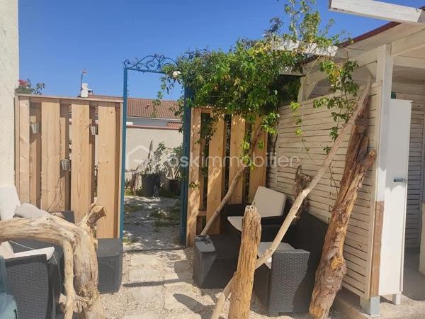 🏡  
OPPORTUNITE
VILLA INDIVIDUELLE T4-5 à 3 FACES COUP DE CŒUR À SAINT CYPRIEN VILLAGE ! 🌴✨
À deux pas des écoles, et des commerces à pied !

📍 Située à Saint Cyprien Village, à 4min à pied de la crèche, des écoles St Pierre et Desnoyers et des commerces, cette villa rénovée façon loft vous offre 100 m² de bonheur (94 m² loi Carrez), sur 368 m² de terrain, vendue partiellement meublée.

🛋️ Au rez-de-chaussée :
Une entrée sympa avec WC rdc séparé
Un salon lumineux d’environ 30 m² qui s’ouvre sur l’extérieur et vous tend les bras pour vos soirées d’été 🌞
Une cuisine indépendante, moderne et vendue équipée 
Un grand garage transformable selon vos envies (suite parentale, salle de jeux, chambre d’amis, … à vous de choisir !)
Une buanderie séparée 

🛏️ À l’étage :
4 belles chambres (dont 3 avec balcons et 4 dressings – oui!)
Une salle d’eau stylée avec douche XL et double vasque 
Un WC séparé et un cellier pratique pour ranger

🚗 Plusieurs stationnements intérieurs, menuiseries récentes, climatisation réversible partout, double vitrage… tout y est !
Et cerise sur le gâteau : cuisine d’été, piscine 8x4, terrain de pétanque... 

⏳ À visiter sans tarder !...Contactez-moi vite, 1er contact par téléphone, cette pépite ne restera pas longtemps sur le marché ! 💥