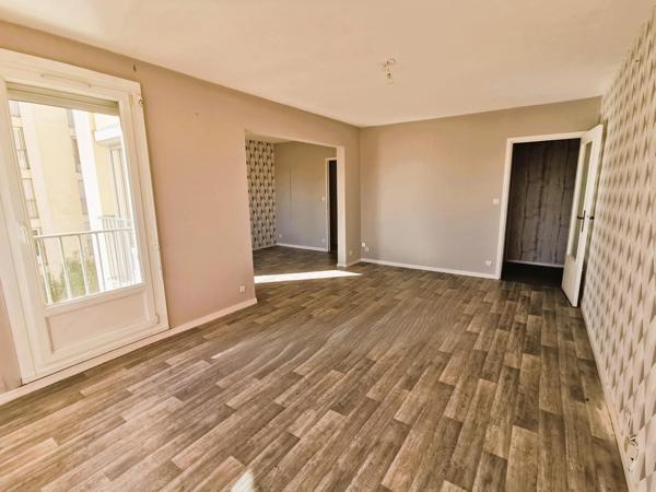 Proche commerces et accès A1: