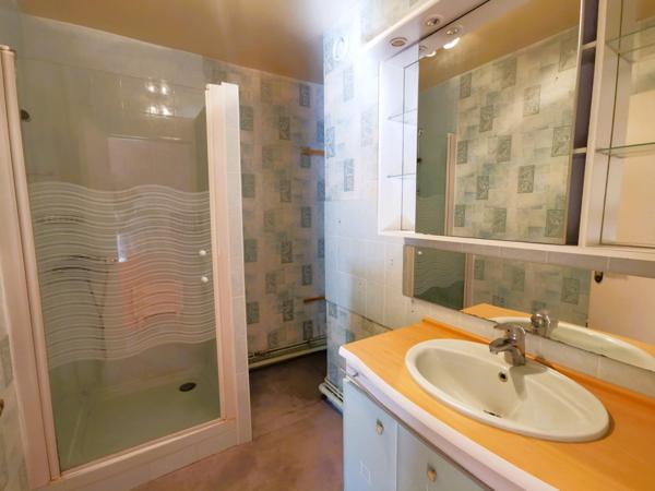 Proche commerces et accès A1: