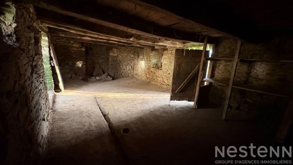 Propriété en pierre à rénover offrant un beau potentiel dans un cadre verdoyant