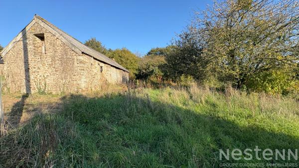 Propriété en pierre à rénover offrant un beau potentiel dans un cadre verdoyant
