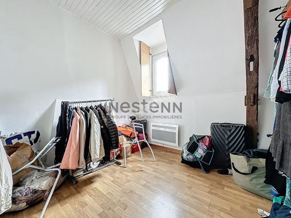 Immeuble de deux appartements et un commerce en plein bourg du Lion d'Angers, composé de deux T3