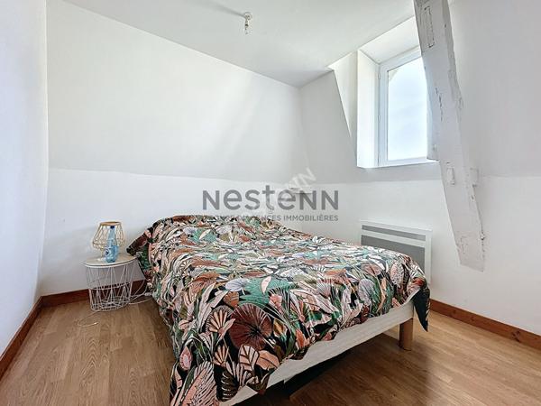 Immeuble de deux appartements et un commerce en plein bourg du Lion d'Angers, composé de deux T3