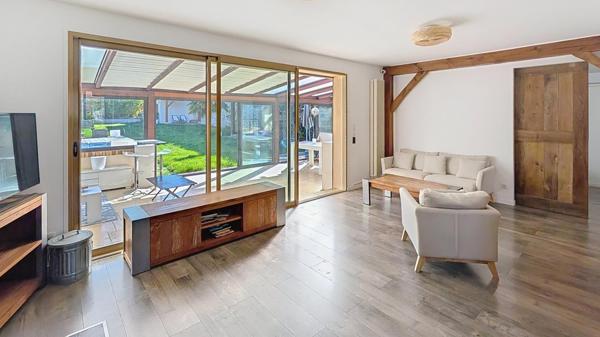 Maison moderne cinq chambres avec spa et dépendance
