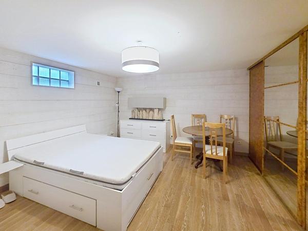 Maison moderne cinq chambres avec spa et dépendance