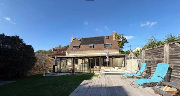 Maison moderne cinq chambres avec spa et dépendance
