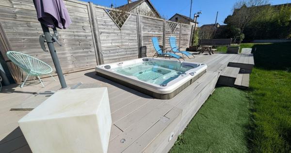 Maison moderne cinq chambres avec spa et dépendance