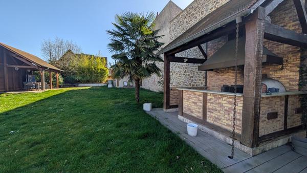 Maison moderne cinq chambres avec spa et dépendance
