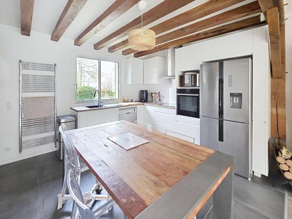 Maison moderne cinq chambres avec spa et dépendance