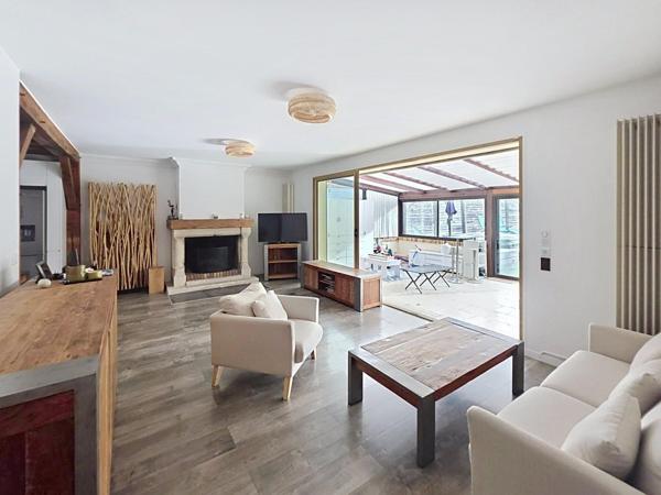 Maison moderne cinq chambres avec spa et dépendance