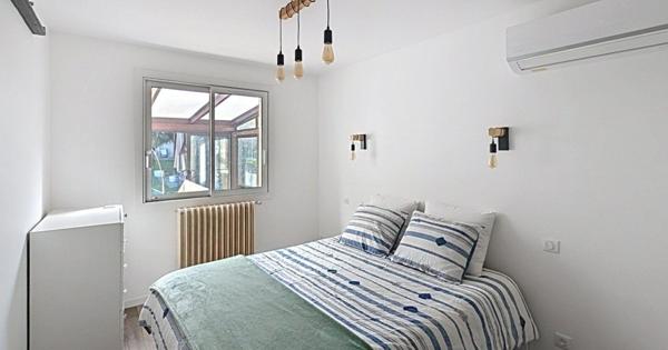 Maison moderne cinq chambres avec spa et dépendance