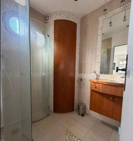 Maison moderne cinq chambres avec spa et dépendance