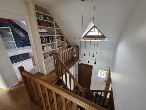 Maison moderne cinq chambres avec spa et dépendance