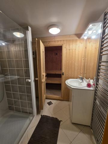 Maison moderne cinq chambres avec spa et dépendance