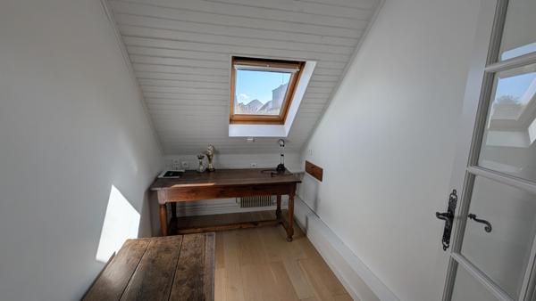 Maison moderne cinq chambres avec spa et dépendance