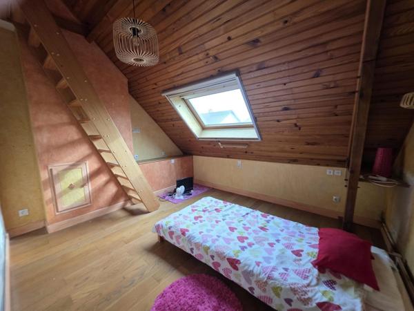 Maison moderne cinq chambres avec spa et dépendance