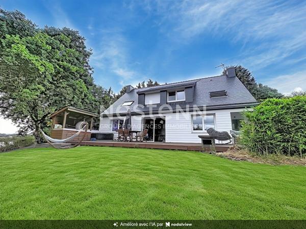 À vendre à Theix-Noyalo, maison rénovée de 166m² sur plus de 2500m² de terrain