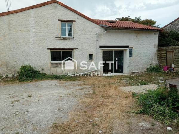 Maison charentaise en petit village calme.