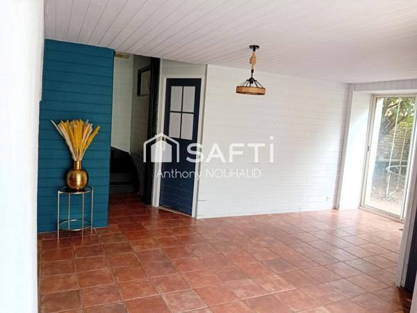 Maison charentaise en petit village calme.