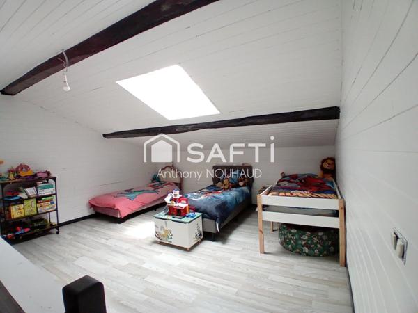 Maison charentaise en petit village calme.