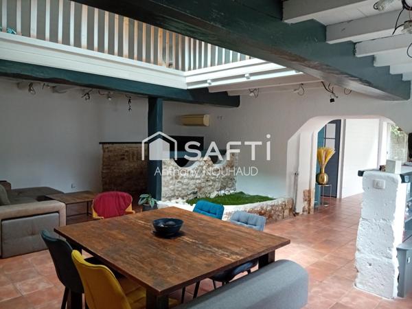 Maison charentaise en petit village calme.