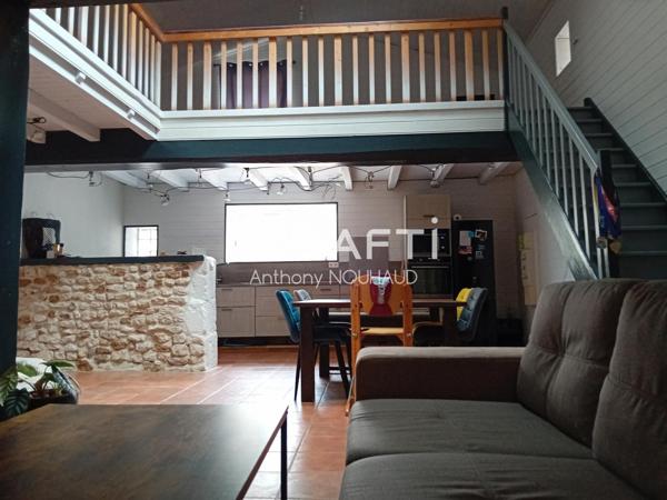 Maison charentaise en petit village calme.