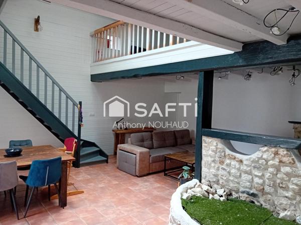 Maison charentaise en petit village calme.