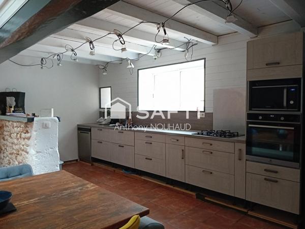 Maison charentaise en petit village calme.