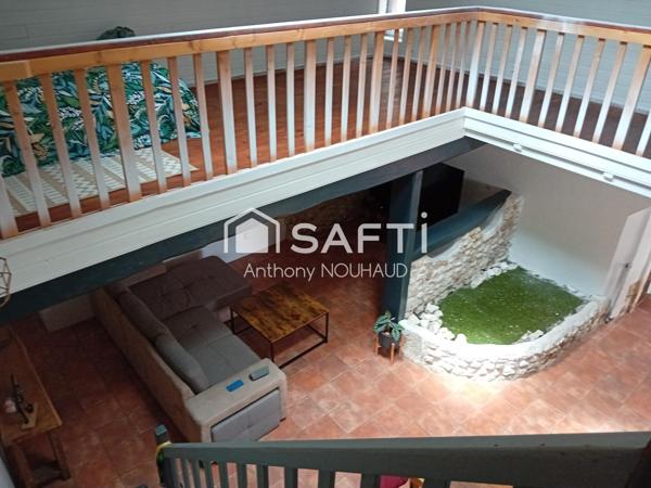 Maison charentaise en petit village calme.