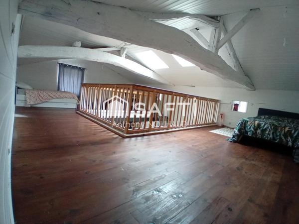 Maison charentaise en petit village calme.