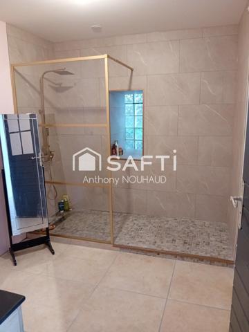 Maison charentaise en petit village calme.