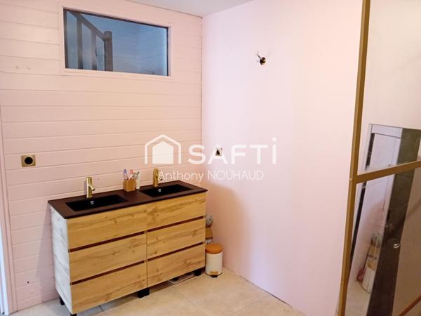 Maison charentaise en petit village calme.