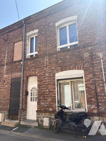 Une maison de ville mitoyenne avec cour