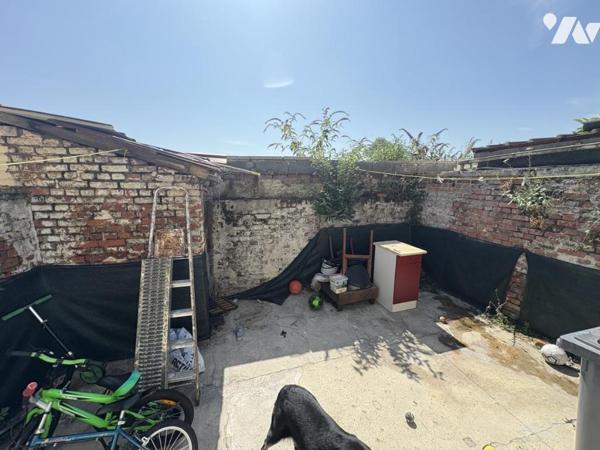 Une maison de ville mitoyenne avec cour