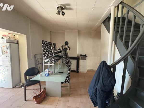 Une maison de ville mitoyenne avec cour