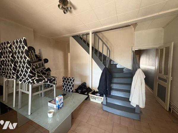 Une maison de ville mitoyenne avec cour