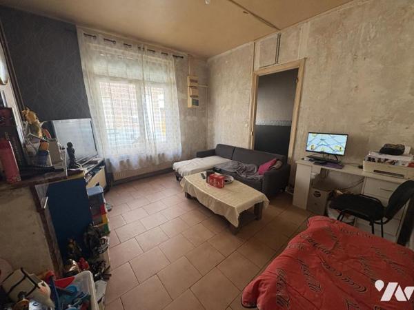 Une maison de ville mitoyenne avec cour