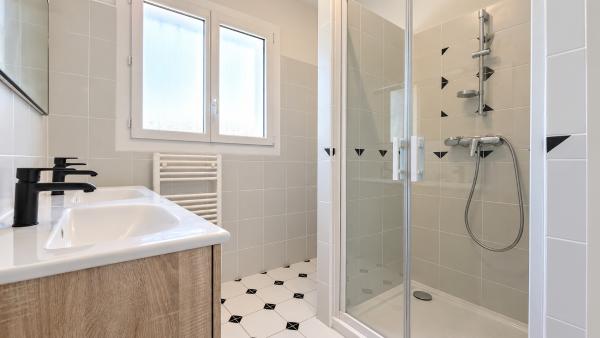 À Saint-Yrieix-sur-Charente, une maison des années 70 entièrement rénovée
