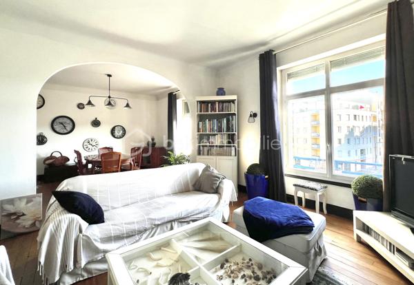 Nouveauté en exclusivité !

Amateurs de volumes généreux et sensibles au charme de l'ancien, découvrez ce bel appartement traversant au sein d'une petite copropriété.

Un double séjour de 35 m2, trois belles chambres dont deux de plus de 18 m2, une cuisine séparée, une salle de bain, deux salles d'eau, des toilettes indépendantes, et d'une triple exposition,  vous feront ressentir un confort de vie au quotidien.

Bénéficiant d'une cave, vous aurez la possibilité de louer un garage au pied de la résidence.

Transports en commun, commerces de proximité, école et collège, tout est accessible à pieds. Le centre ville de Pau et la gare sont à 5 min en voiture.

Disponible 7jours/7 pour toute demande de renseignement et prise de rendez vous.