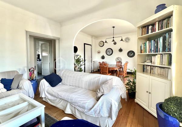 Nouveauté en exclusivité !

Amateurs de volumes généreux et sensibles au charme de l'ancien, découvrez ce bel appartement traversant au sein d'une petite copropriété.

Un double séjour de 35 m2, trois belles chambres dont deux de plus de 18 m2, une cuisine séparée, une salle de bain, deux salles d'eau, des toilettes indépendantes, et d'une triple exposition,  vous feront ressentir un confort de vie au quotidien.

Bénéficiant d'une cave, vous aurez la possibilité de louer un garage au pied de la résidence.

Transports en commun, commerces de proximité, école et collège, tout est accessible à pieds. Le centre ville de Pau et la gare sont à 5 min en voiture.

Disponible 7jours/7 pour toute demande de renseignement et prise de rendez vous.