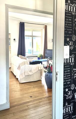 Nouveauté en exclusivité !

Amateurs de volumes généreux et sensibles au charme de l'ancien, découvrez ce bel appartement traversant au sein d'une petite copropriété.

Un double séjour de 35 m2, trois belles chambres dont deux de plus de 18 m2, une cuisine séparée, une salle de bain, deux salles d'eau, des toilettes indépendantes, et d'une triple exposition,  vous feront ressentir un confort de vie au quotidien.

Bénéficiant d'une cave, vous aurez la possibilité de louer un garage au pied de la résidence.

Transports en commun, commerces de proximité, école et collège, tout est accessible à pieds. Le centre ville de Pau et la gare sont à 5 min en voiture.

Disponible 7jours/7 pour toute demande de renseignement et prise de rendez vous.