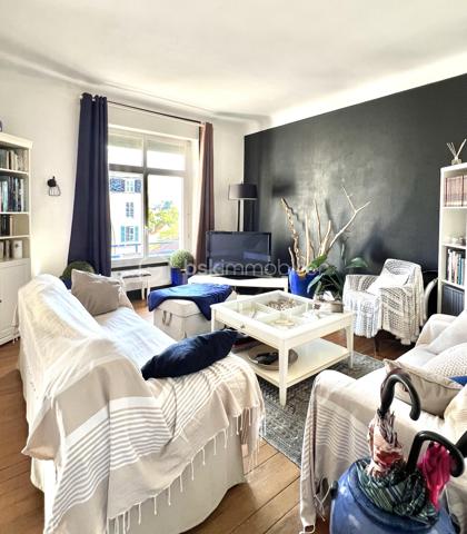 Nouveauté en exclusivité !

Amateurs de volumes généreux et sensibles au charme de l'ancien, découvrez ce bel appartement traversant au sein d'une petite copropriété.

Un double séjour de 35 m2, trois belles chambres dont deux de plus de 18 m2, une cuisine séparée, une salle de bain, deux salles d'eau, des toilettes indépendantes, et d'une triple exposition,  vous feront ressentir un confort de vie au quotidien.

Bénéficiant d'une cave, vous aurez la possibilité de louer un garage au pied de la résidence.

Transports en commun, commerces de proximité, école et collège, tout est accessible à pieds. Le centre ville de Pau et la gare sont à 5 min en voiture.

Disponible 7jours/7 pour toute demande de renseignement et prise de rendez vous.